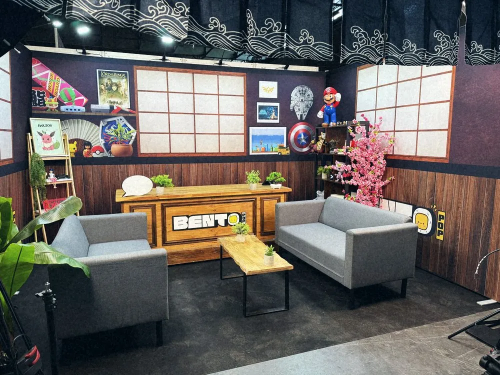Décor du plateau Bento Pop monté en hall d’exposition, caméras en place.