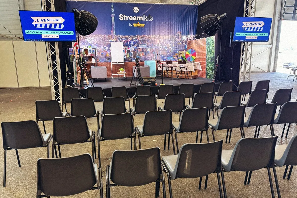Plateau Streamlab by Liventure installé sur une scène, face à des rangées de chaises.